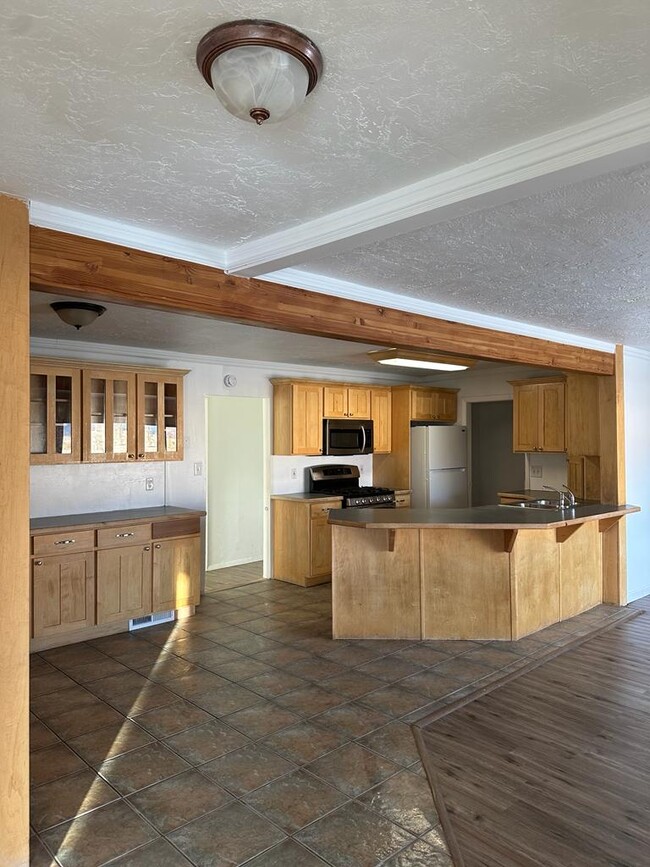 Photo - 155 N Main St