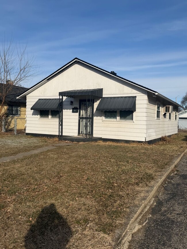 Building Photo - Cozy Three Bedroom/One Bath Home w/Fenced Back Yard