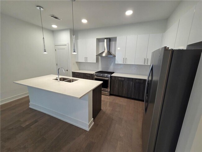 Building Photo - 775 Juniper St NE Unit 206