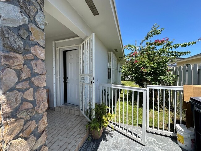 Building Photo - 881 SW 66th Ave Rental