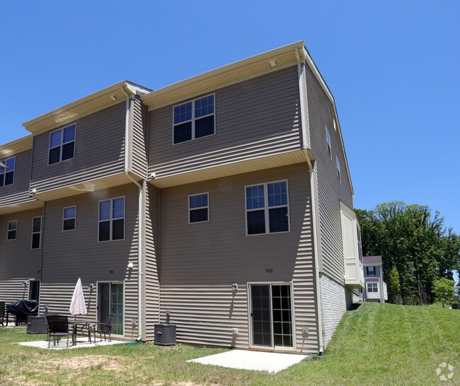 The Pointe at Manorgreen - The Pointe at Manorgreen Townhomes