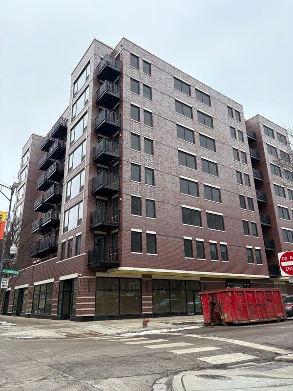 Building Photo - 952 W Carmen Ave