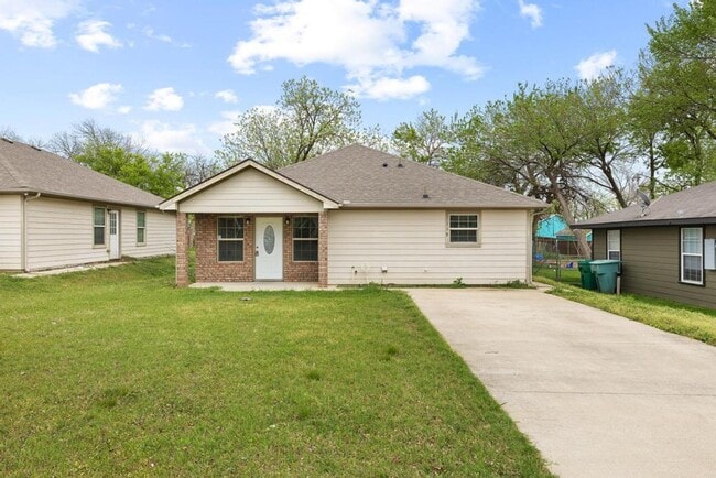 Photo - Step into comfort and modern convenience with this charming 3-bedroom, 2-bathroom home in Sherman...