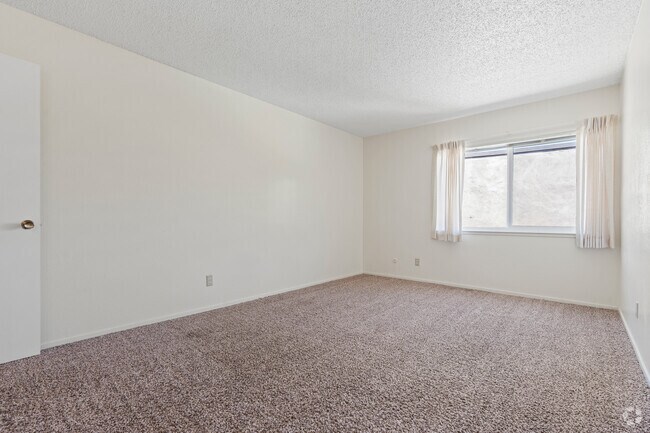 2BR, 2BA - 1080SF - Primary Bedroom