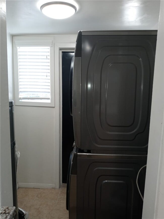 Photo - 716 W 75th St