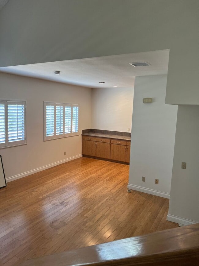 Photo - 3 bed, 2 1/2 bath Thousand Oaks Townhome