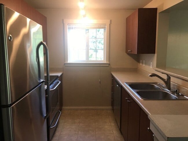 $2500-3Beds 2BA W/D 2 reserved parking, po... - $2500-3Beds 2BA W/D 2 reserved parking, po... Condo Unit Q201