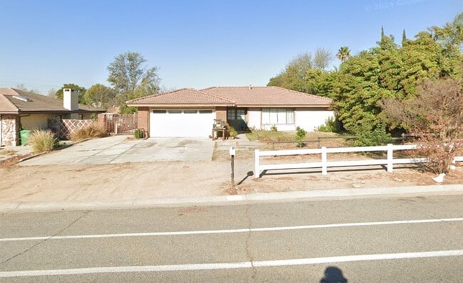 Building Photo - This property is a 3 bedroom, 2 bathroom h...