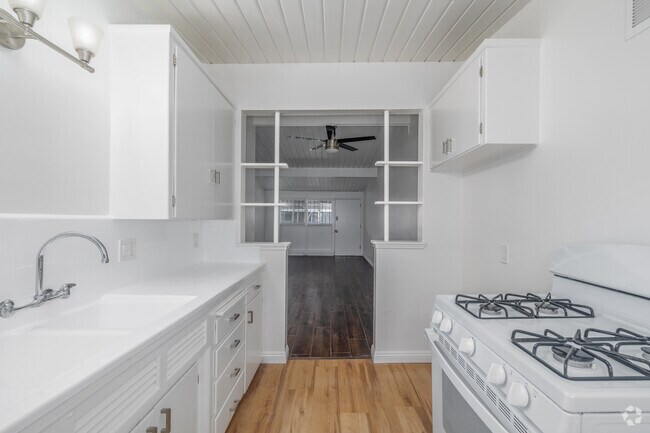 1BR, 1BA - 604SF - Kitchen
