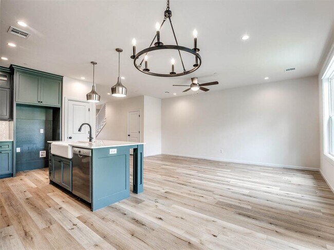 Photo - 628 Harbor Town Dr