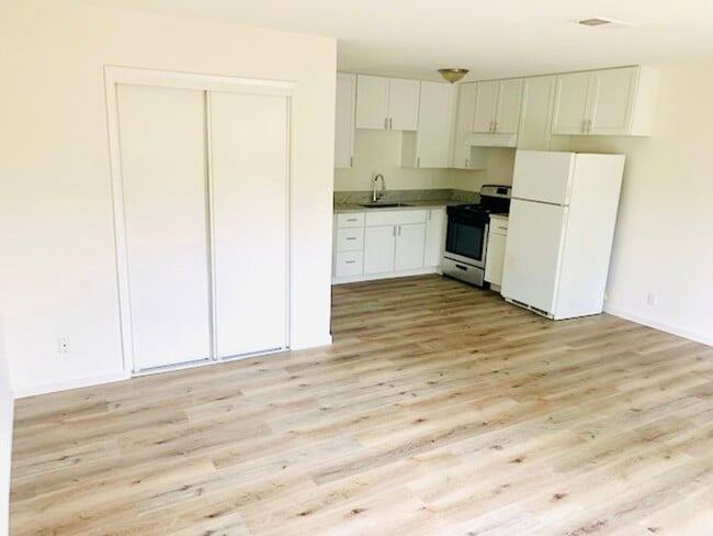 Building Photo - 8840-8840 Lakeview Rd Unit 8838 Lakeview Road B