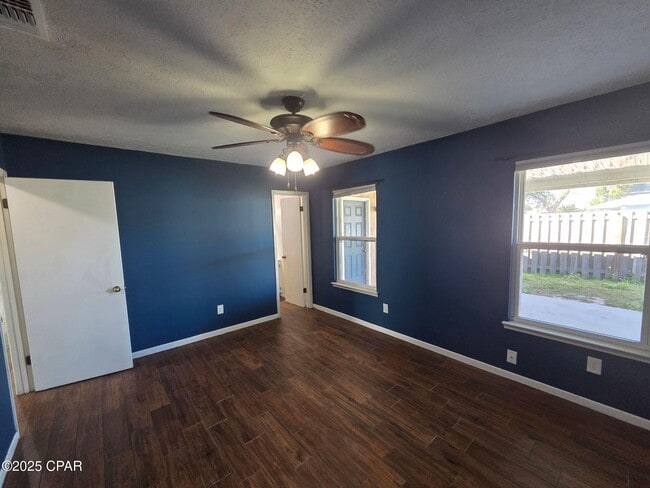 Photo - 209 S Maryella Ave