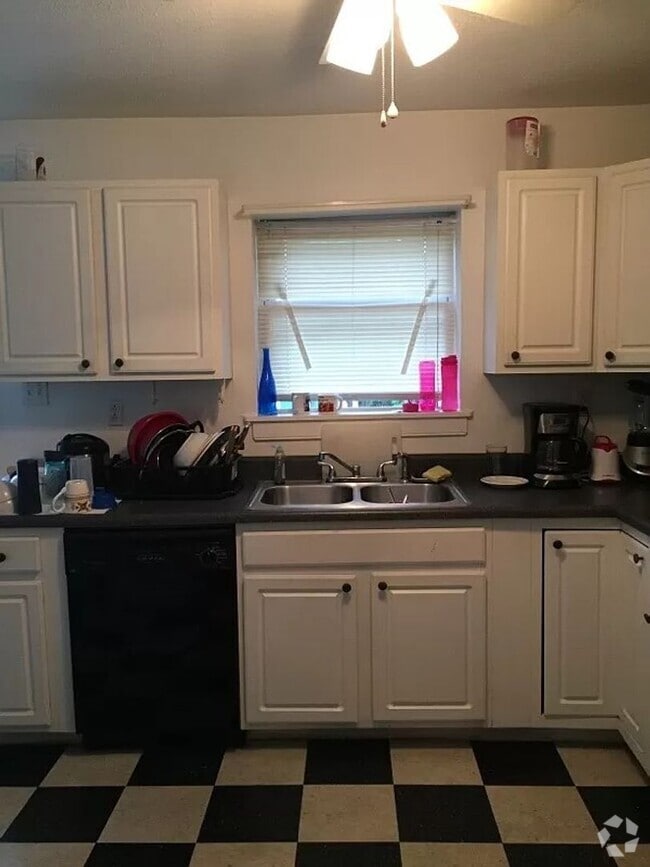 Building Photo - Home Sweet Home! Awesome 4 Bedroom/2 Bath ...