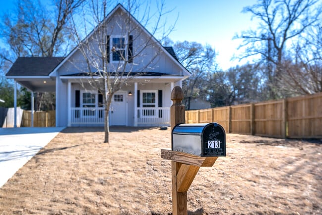 Photo - 213 Lomond Ave