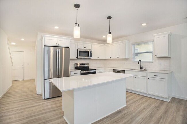 Photo - 201 Creek Pointe Cir