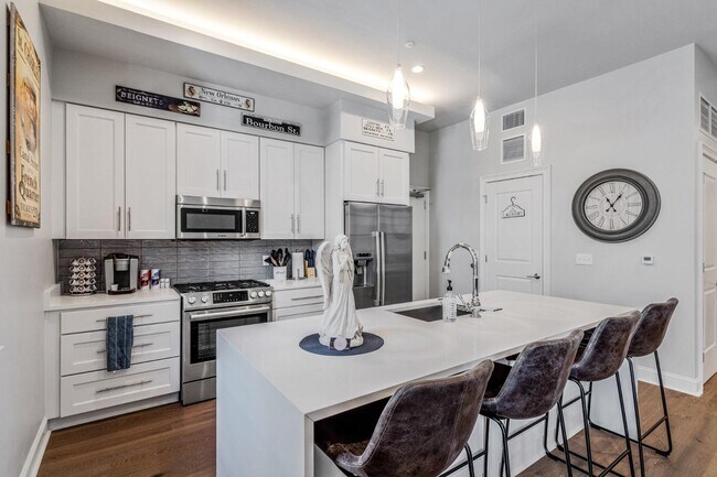 Photo - 731 St Charles Ave