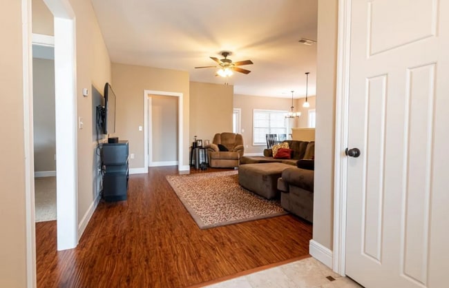 Photo - BEAUTIFUL HOME ON WEST SIDE!! SCREENED IN PATIO! FENCED IN YARD!