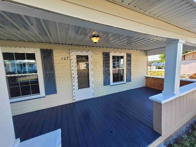Photo - 707 Hall St