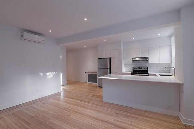 Building Photo - 2105 Rue Chomedey Unit 5