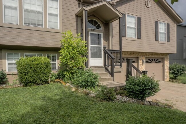 Photo - 612 NE Topaz Dr