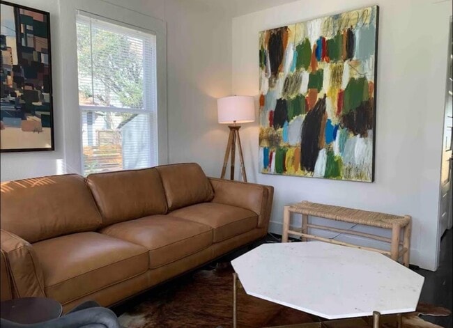Building Photo - 1103 W 18th St Rental