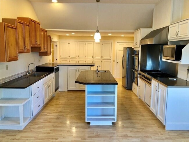 Building Photo - 16 Clearview Ave Unit D