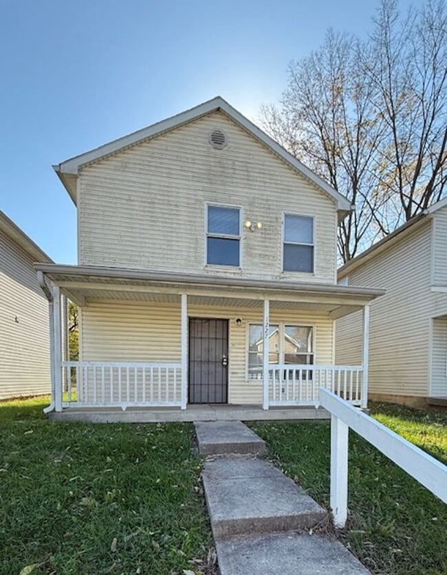 Building Photo - 3 Bedrooms with 1 - 1/2 Baths