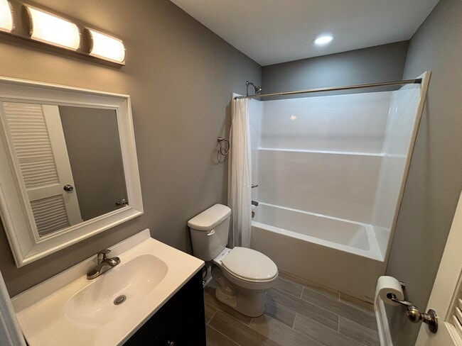 Photo - 402 Gunn St Unit 202