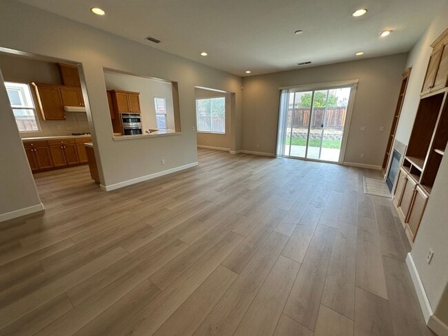 Photo - 5592 Plumbridge Way