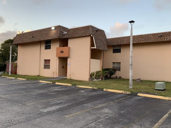 Building Photo - 890 SW 129th Pl Unit 209