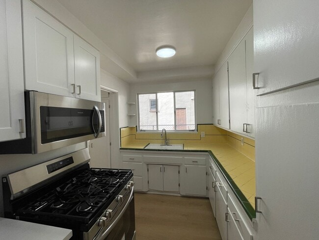 Building Photo - 1059-1059 S Genesee Ave Unit 1057