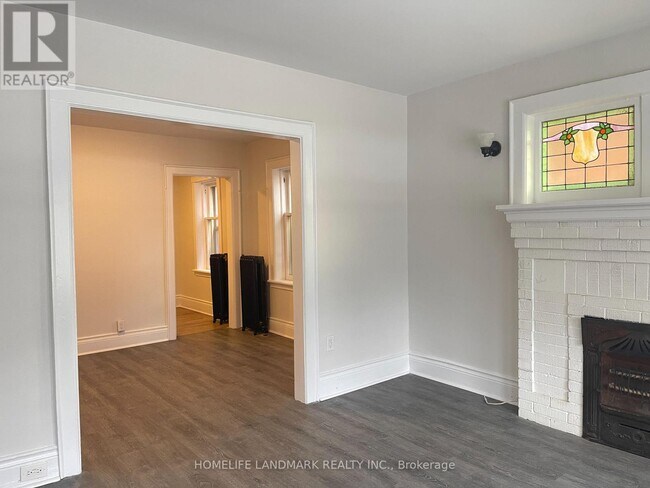 Photo - 987 Main St E Unité 1