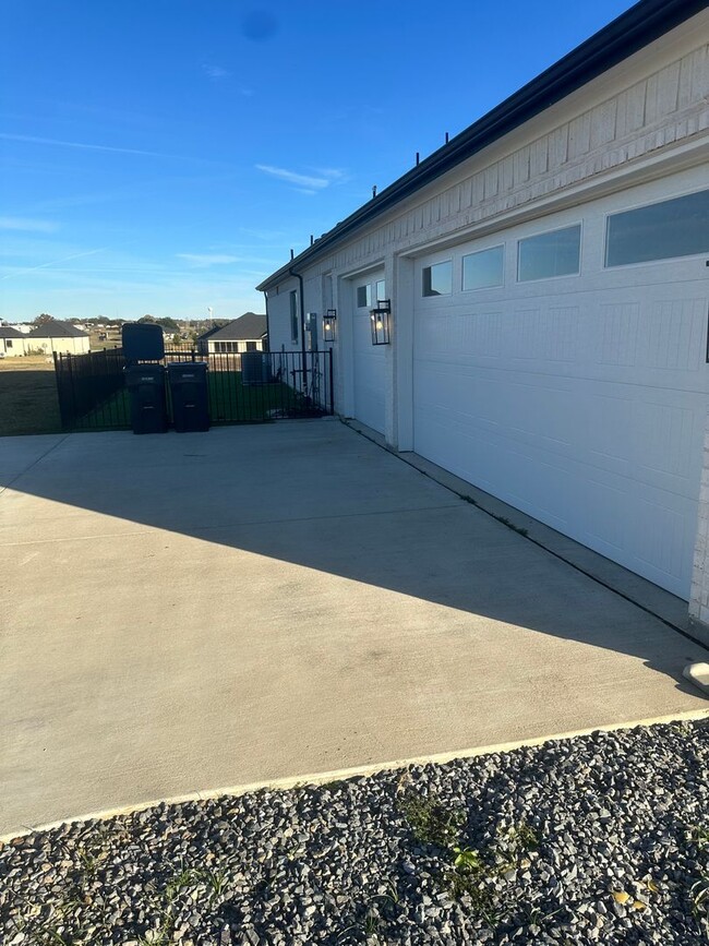 Photo - open concept 4bd - rent to own