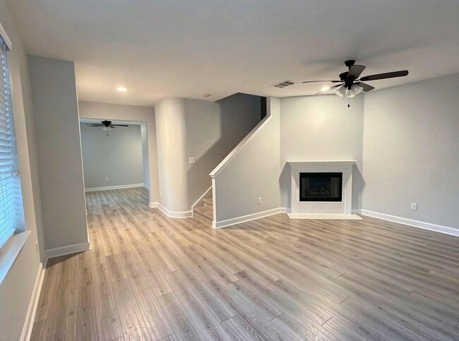 Building Photo - Stunning Home in the Beautiful Mariposa Community of Santa Clarita!
