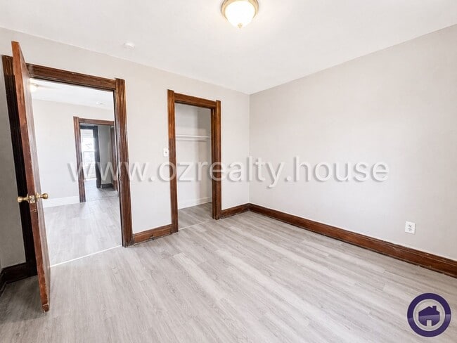 Photo - 1031 N Michigan St