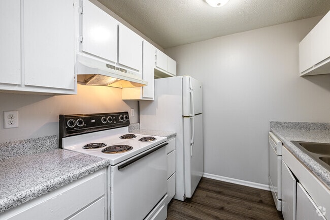 2BR, 1BA - 744 SF