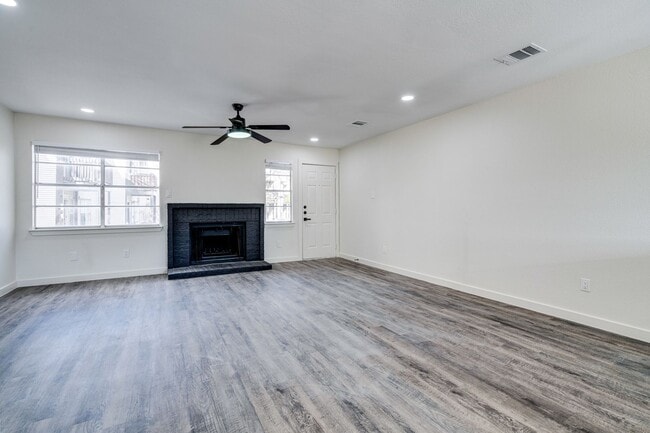 Photo - RIVER CROSSING ATX - 2BD/2.5BA - TOWNHOUSE - NEAR DOWNTOWN - NEW INTERIOR - $1495