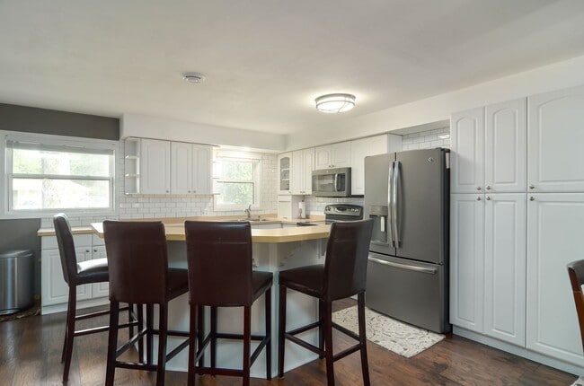 Photo - Nice Updated 3br/3ba In Wayzata (1 car garage)