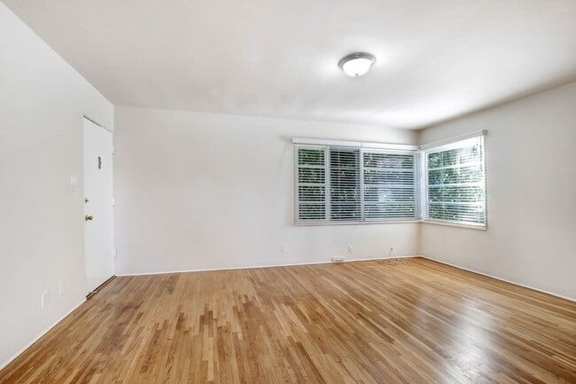 Photo - 2202-2206 20th St in Santa Monica! Near Ocean Park Blvd. Unidad 2204A