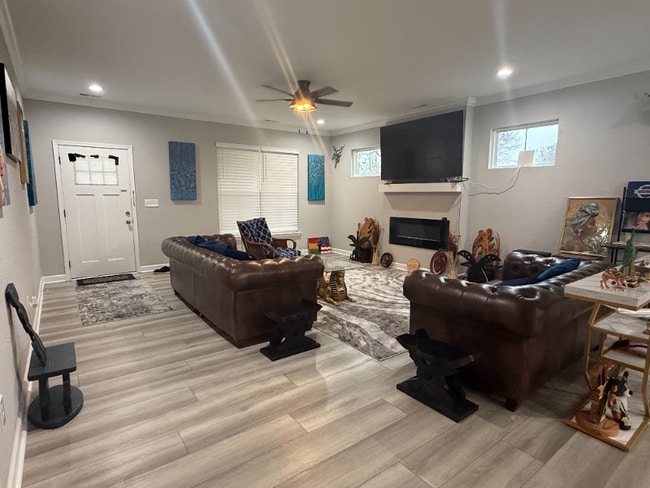 Photo - 1614 Hawthorne Dr