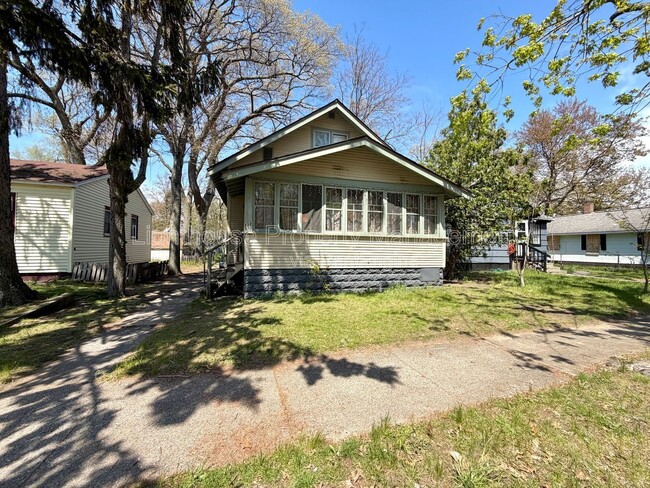 Building Photo - 232 E Lincoln Ave