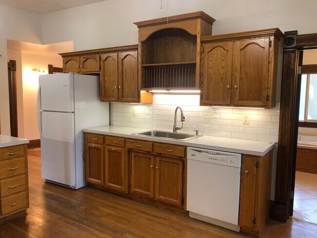 Photo - 806 S Lake St