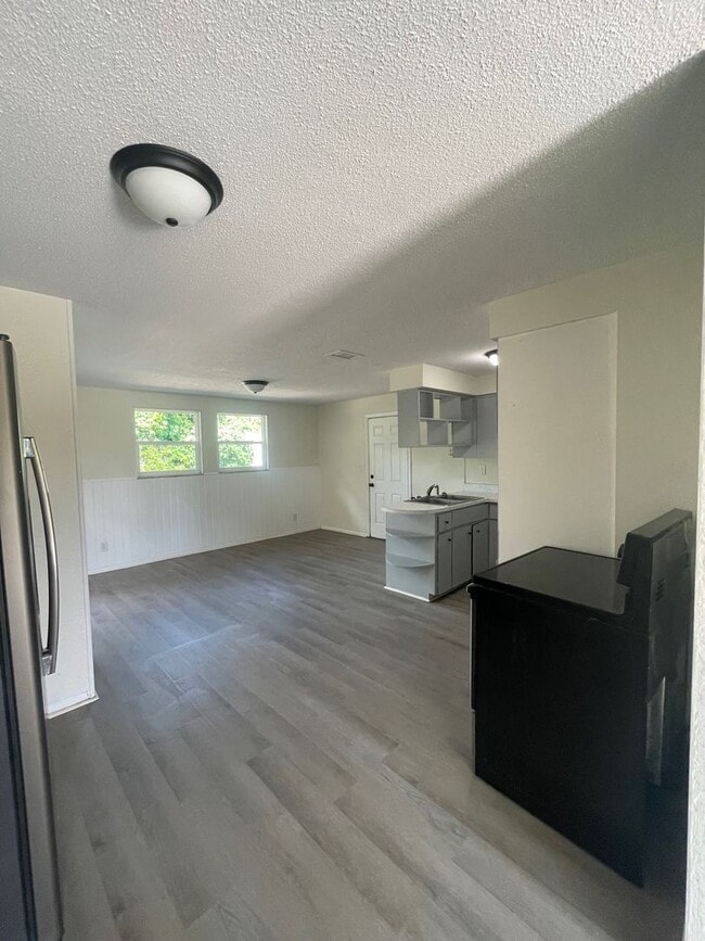 Photo - 3 Bed 2 Bath | Single Car Garage | Washer/Dryer Hookups | Central Air | Pet Friendly | Section 8 ...