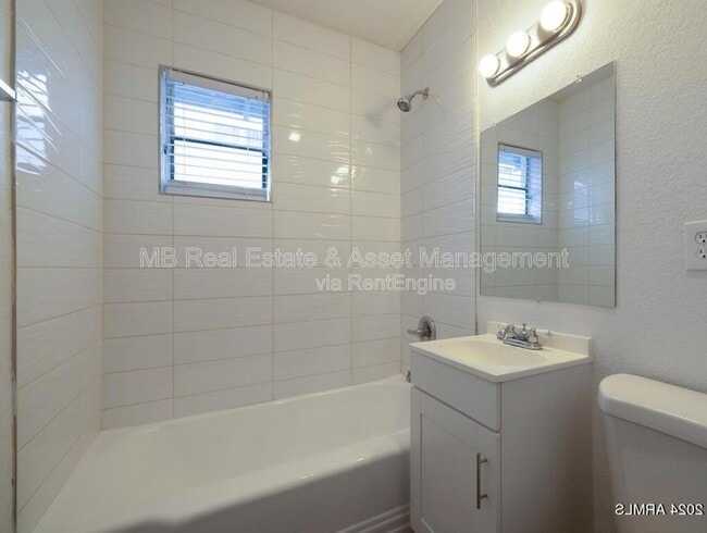 Photo - 1527 E Oak St Unit 2