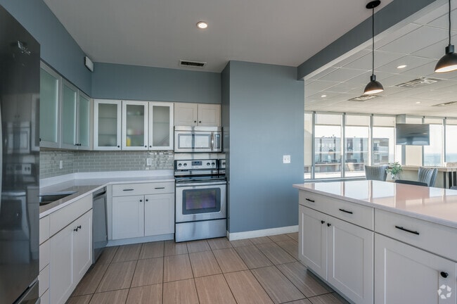 Penthouse Clubhouse - Kitchen