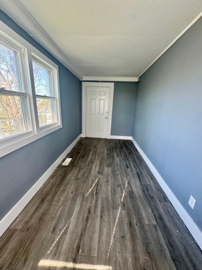 Photo - 616 E 6th St