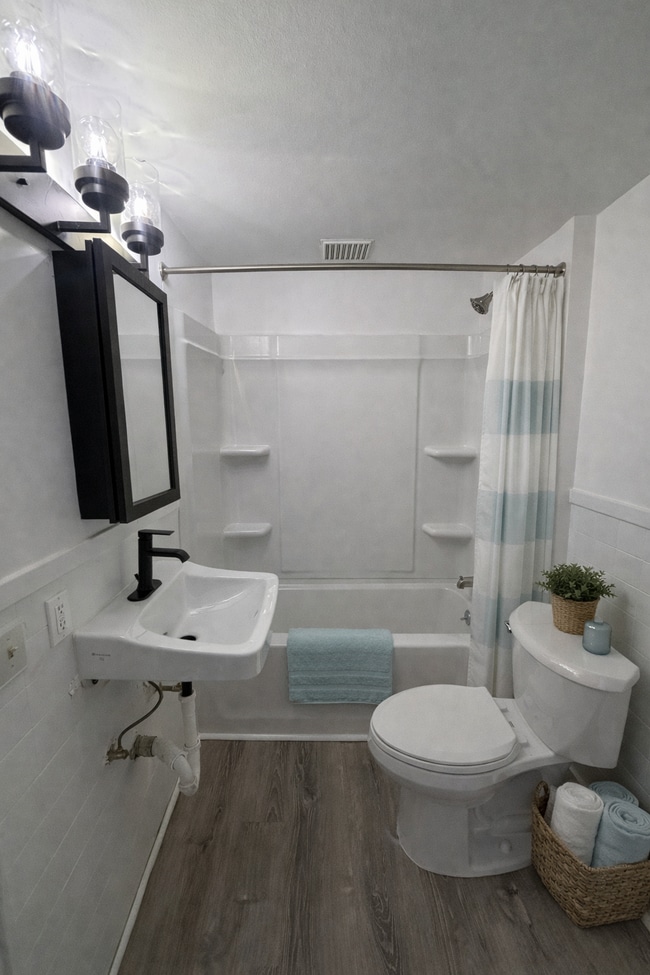 Photo - 504 W 29th St Unit Apt 2