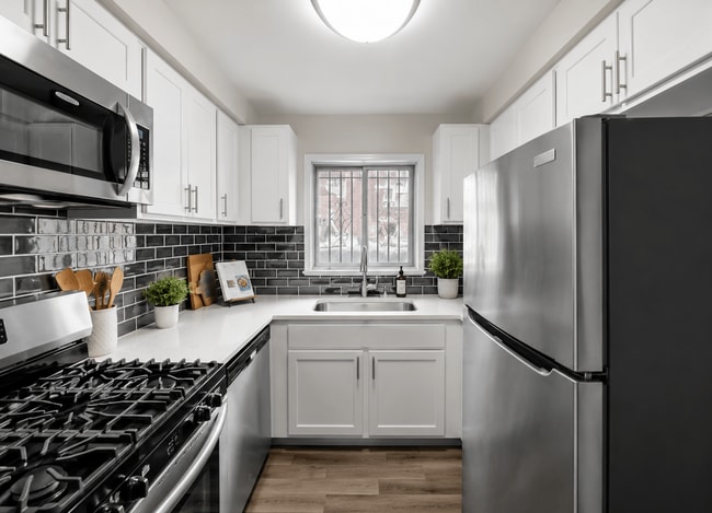 Building Photo - Oak Park Manor Apartments & Townhomes