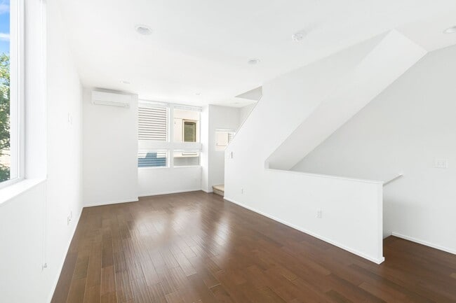 Building Photo - 2 Bedroom 2 Bath Townhome with Rooftop Deck in Crown Hill