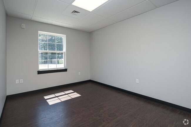 2BR, 1BA - 900 SF
